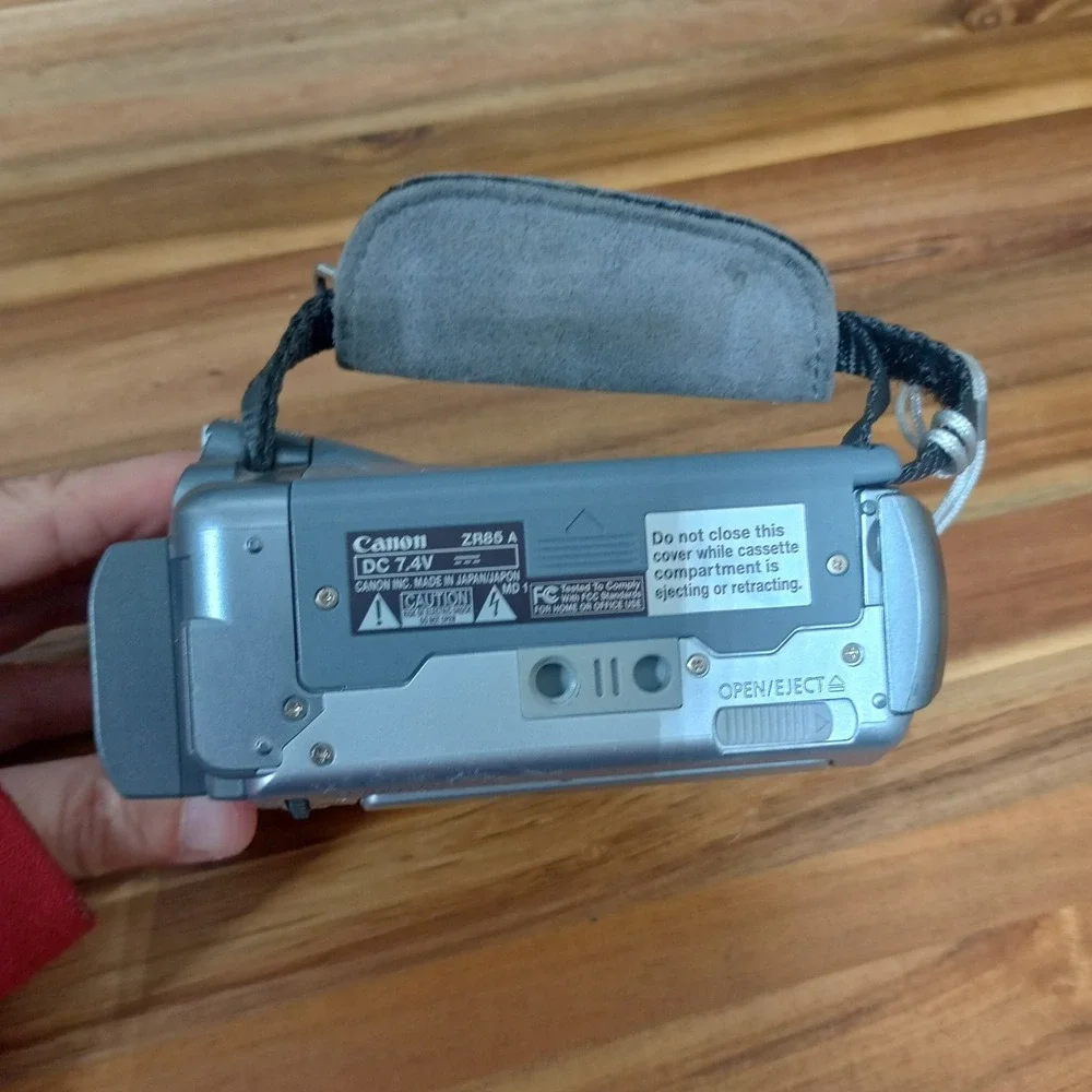 Canon ZR 85 Mini DV Camcorder MiniDV Cassette Video Camera UNTESTED PARTS REPAIR